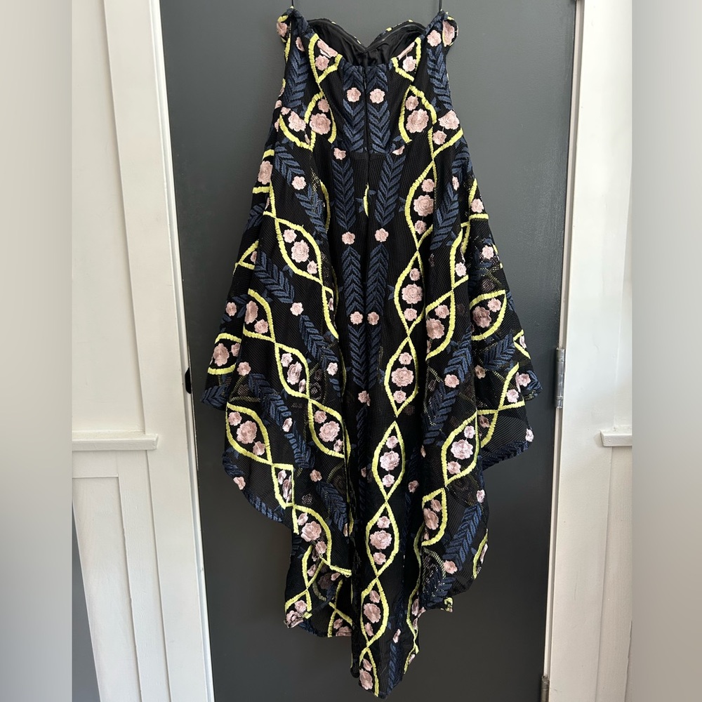 Floral symmetrical lace dress - Picture 3 of 10
